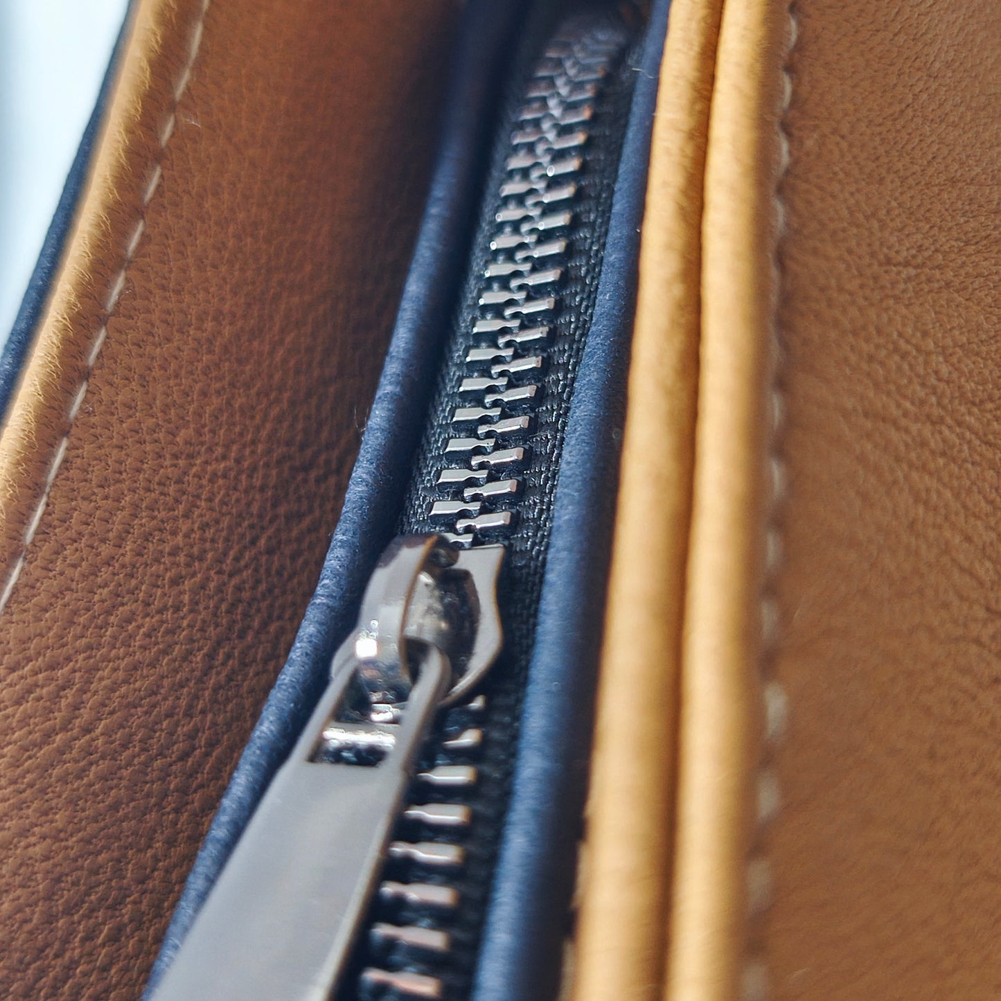 “Nehir” Kadın Hakiki Deri Omuz Çantası – Lacivert&Hardal | M&E&Y Deri