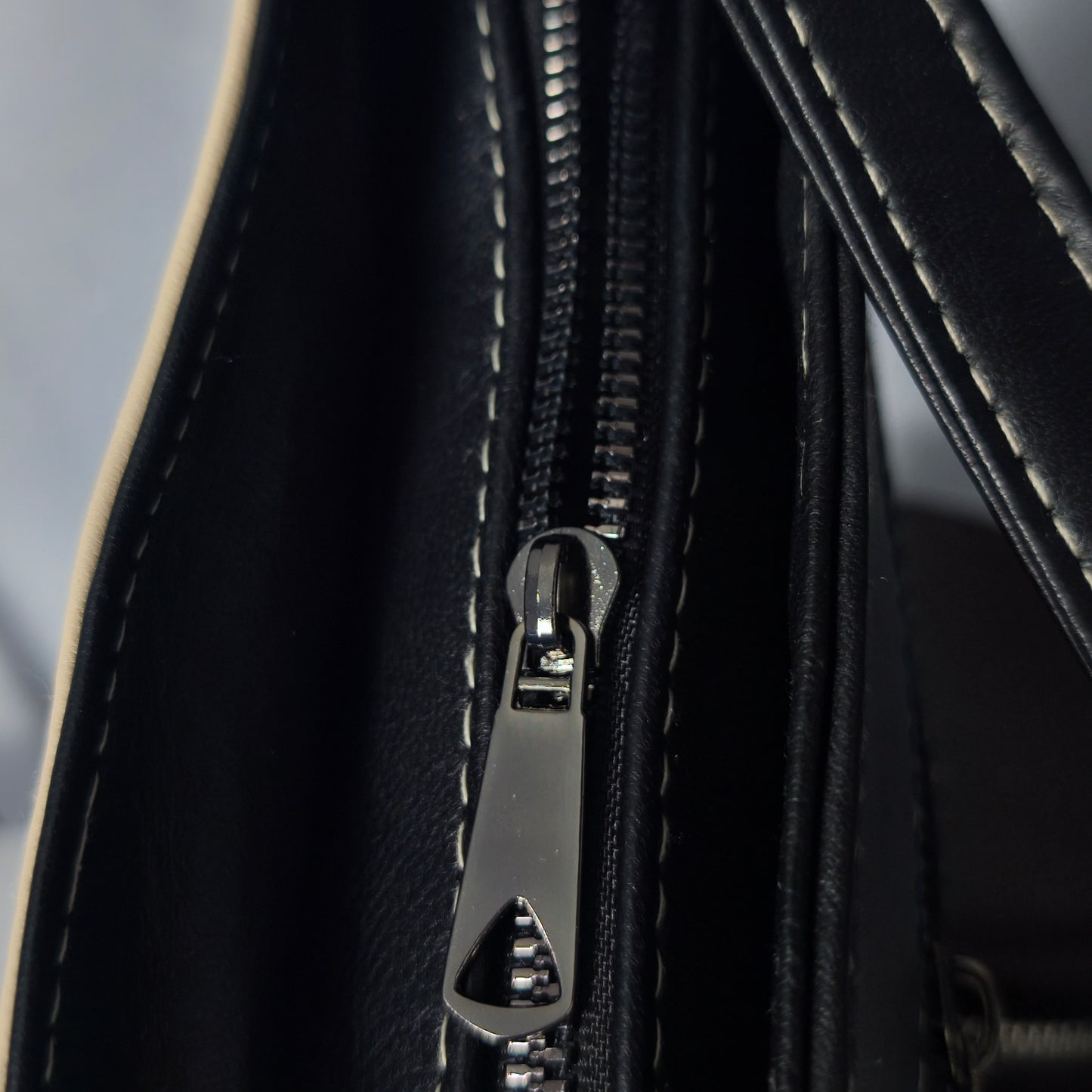 “Sera” Kadın Hakiki Deri Omuz Çantası – Siyah&Bej | M&E&Y Deri